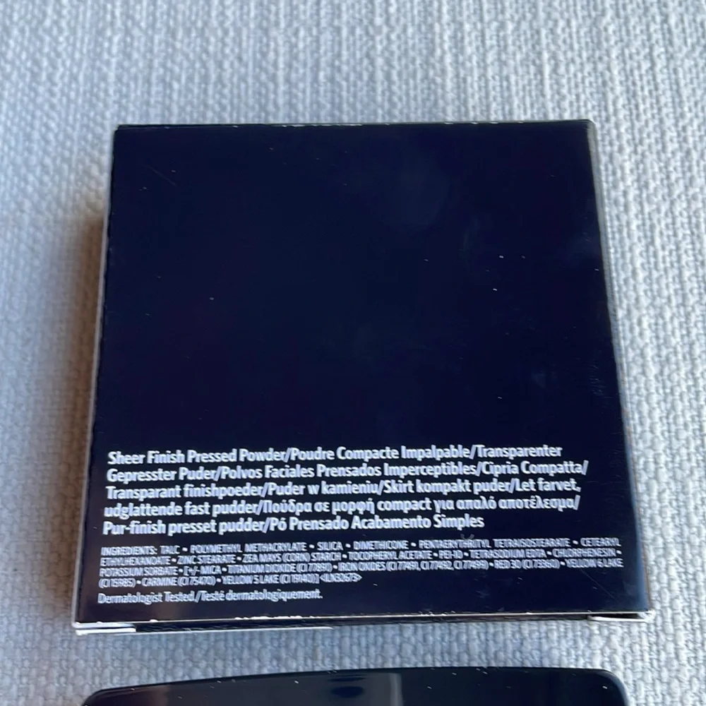 Bobbi Brown Sheer Finish Pressed Setting Powder - pale yellow